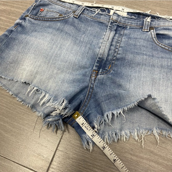 Hudson Tori Slouch Light Wash Denim Cut Off Denim Jean Shorts in Kens Size 26 - Picture 16 of 16
